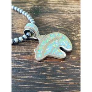 Pendentif artisanal Navajo en forme d'ours, incrusté d'opale blanche et d'argent sterling - Product Image 2