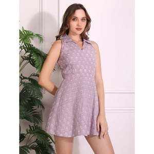 Robe courte en coton 100% pour femme, imprimé floral lavande, col en V, sans manches, silhouette évasée, taille naturelle, élégante et décontractée - Product Image 1