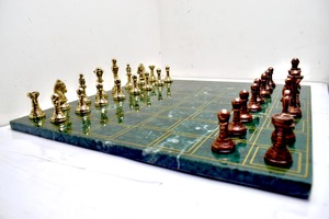 Jeu d'échecs en laiton artisanal avec plateau en marbre vert poli, élégant, luxueux, écologique, pliable, jeu de stratégie, décoration, cadeau - Product Image 4