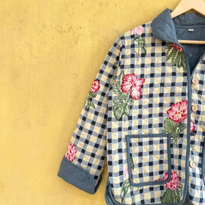 เสื้อแจ็คเก็ตผู้หญิงผ้าฝ้าย 100% ระบายอากาศได้ดี สไตล์ลำลอง แบบควิลท์ กลับด้านได้ เป็นมิตรกับสิ่งแวดล้อม ลายดอกไม้วาดมือ แถบสีตัดกัน ใส่ได้ทุกฤดู - Product Image 4
