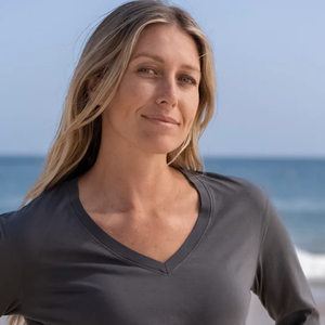 Camiseta de Manga Larga con Cuello en V para Mujer, Color Gris Oscuro, 100% Algodón Orgánico de Lujo, Preencogido, Certificado GOTS, Ajuste Clásico, Suave y Premium - Product Image 4