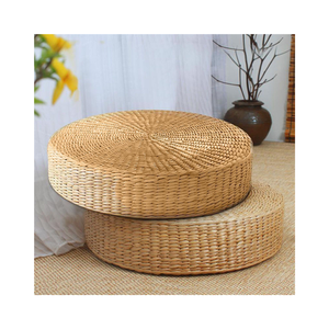 Pouf en jacinthe d'eau au design moderne avec coussin artisanal fabriqué à la ferme Vigi - Product Image 1