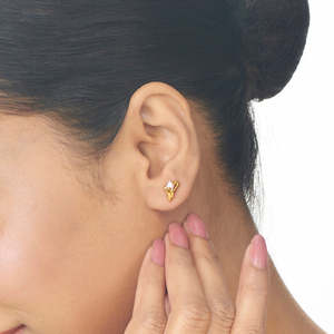 Modernos Pendientes de Mariposa para Mujer - Latón Chapado en Oro con Detalles de Perlas y Circonitas - Product Image 2