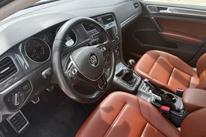 Volkswagen Golf Alltrack SE 2017 Usado en Excelentes Condiciones, Transmisión Manual de 6 Velocidades - Product Image 2