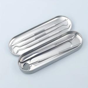 ชุดทำความสะอาดฟันสัตว์เลี้ยงสำหรับผู้ใหญ่ 5 ชิ้น คุณภาพสูง ผลิตจากสแตนเลส พกพาสะดวก ได้รับการรับรองมาตรฐาน CE ด้ามจับออกแบบตามหลักสรีรศาสตร์ ปรับได้ 3 ระดับ กันน้ำ - Product Image 1