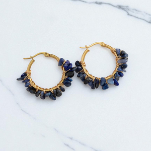 Vente en gros de boucles d'oreilles créoles irrégulières en Lapis et pierres précieuses en or vermeil bijoux en moissanite - Product Image 1