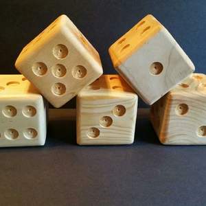 Dados de madera ecológicos, dados de juego hechos de madera natural, perfectos para juegos de mesa tradicionales - Product Image 1