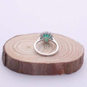 Bague de fiançailles pour femme en or blanc, jaune ou rose 14 carats avec pierre précieuse ronde verte de 1,40 ct cultivée en laboratoire et halo de pierres d'appoint rondes de 0,52 ct - Product Image 5