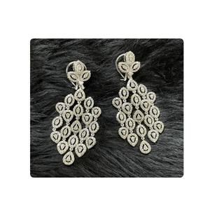 Boucles d'oreilles en diamant plaqué or d'inspiration vintage exquise Présentation étonnante avec de vrais diamants pour les filles glamour - Product Image 3
