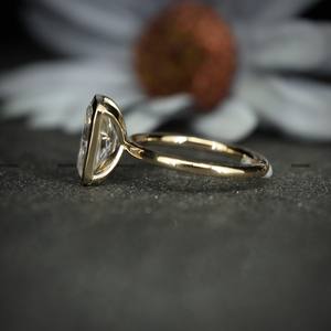 Anillo de Compromiso Solitario de Plata de Ley 925 con Engaste de Bisel y Chapado en Oro Amarillo con Moissanita para Mujer, Diseño Sencillo para Boda - Product Image 6