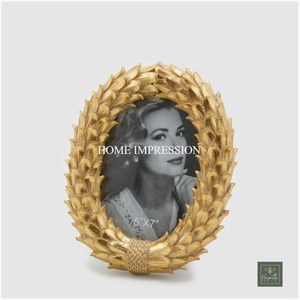 Marco de fotos de latón Vintage tradicional con tallas elegantes y acabado desgastado perfecto para decoración de fotos de bodas y familiares - Product Image 5