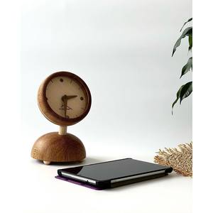 Horloge de table en bois qui rend le chronométrage quotidien plus élégant, l'horloge rehausse l'ambiance générale d'une pièce grâce à son charme naturel - Product Image 2