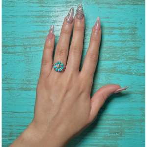 Anillo Zuni Hecho a Mano con Turquesa Kingman y Plata de Ley, Diseño Agrupado, para Uso Diario - Product Image 4