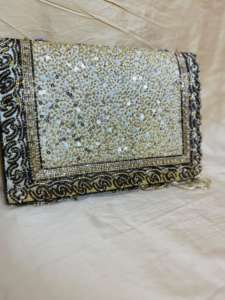 Sac à main à fermeture éclair pour femme avec décoration brodée perlée et pailletée Accents de perles brodées à la main Doublure en satin pour femme - Product Image 2