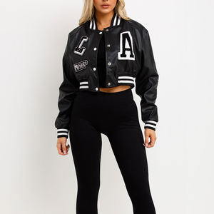 Chaqueta universitaria de béisbol para mujer, elegante, de cuero PU negro con parches de letras llamativas, forro suave y estilo bomber corto. - Product Image 3
