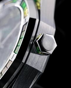 Montre analogique de luxe sportive avec cadran doré et moissanite couleur arc-en-ciel, élégante et audacieuse, idéale pour les soirées et les tenues quotidiennes. - Product Image 4