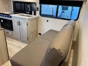 Autocaravana de Aluminio S-i-l-v-e-r Lake 2400BH 2025 de Este a Oeste para 4-6 Pasajeros con Aire Acondicionado - Product Image 4