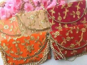 Sacs à bandoulière en velours traditionnels indiens avec travail de broderie Sacs cadeaux faits à la main pour mariages, fêtes et festivals - Product Image 2