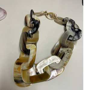 Collar de Cuerno Natural Hecho a Mano, Duradero y Moderno, para Bodas y Fiestas - Product Image 4