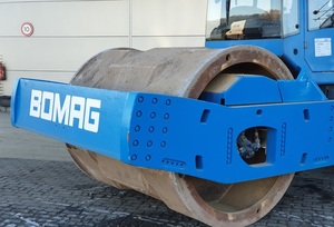 Rouleau compresseur Bomag BW226 DH-4 avec boîte de vitesses à entretien facile, moteur et engrenages, garantie de 4 ans et 25,25 kg - Product Image 3