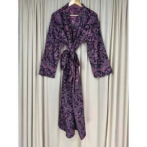 Cárdigan tipo bata de lana de yak para mujer, negro con estampado floral, cálido y cómodo para invierno, con bolsillos, abrigo de casa tejido ODM con diseño original. - Product Image 4