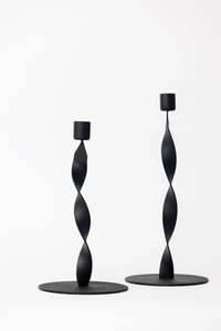 Elegante candelabro de metal de hierro con acabado negro para la decoración interior del hogar y la acogedora iluminación ambiental de la sala de estar - Product Image 3