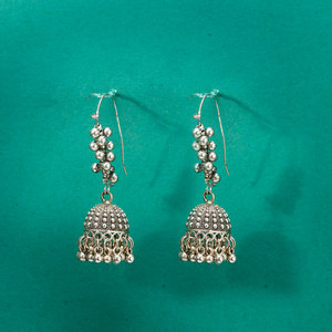 Boucles d'oreilles à la mode Jhumki de designer inspiré célèbre avec placage oxydé - Product Image 1