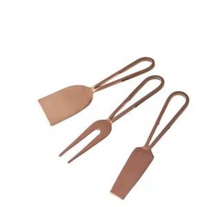 Nouveau design de couteaux à fromage en acier inoxydable 3 pièces avec finition or rose utilisé pour servir le dessus de table - Product Image 1