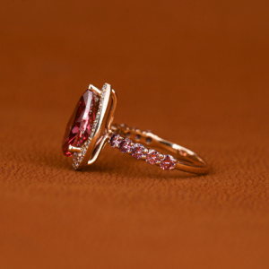 Bague de fiançailles classique plaquée or 18 carats avec diamant rose taille poire créé en laboratoire et diamants ronds roses et blancs sur les côtés - Product Image 3