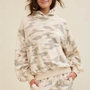 Sudadera con capucha de gran tamaño con estampado de camuflaje de alta calidad para mujer - Product Image 2