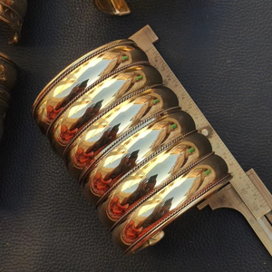 Dernier design de bracelet à manchette en laiton pur pour femmes Accessoire de mode à prix économique pour les fêtes et les cadeaux - Product Image 1