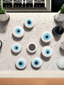 Imán Redondo de Cristal con Ojo Turco y Grabado en Relieve, Diseño Moderno de Estambul - Product Image 3
