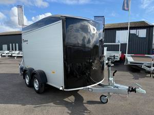 Livraison Gratuite Remorque Fermée à Double Essieu Roadster C500 2.6T, Espace de Chargement Interne de 3.2m, 2 Suspensions et Rampe/Porte de Grange 2-en-1 - Product Image 3
