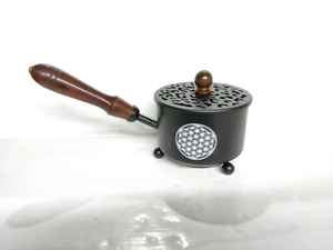 Kalavastu artisanat chaudron en fer manche en bois enduit de poudre conçu sur mesure brûleur d'encens en résine brûleur à charbon de bois diffuseur - Product Image 4