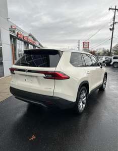 Toyota Highlander SUV 2024 avec intérieur en cuir foncé, options essence et électrique 4L et 8L, boîte de vitesses manuelle et automatique, jantes R17 et R20 - Product Image 3