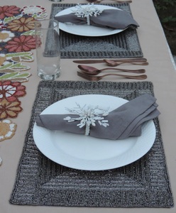 Napperon décoratif de table perlé en verre fait à la main d'aspect royal - Product Image 4