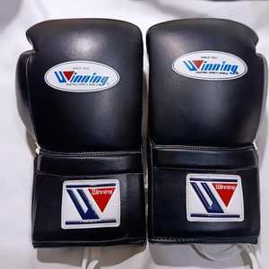 Venta al por mayor PU Guantes de Boxeo Cuero Personalizado Lucha Deportes Boxeo Guantes de Entrenamiento OEM Tamaño logo Perforación Deportes Guantes de Boxeo - Product Image 1