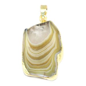 Colgante de Moda Contemporáneo con Rebanada de Ágata, Forma Elegante, Chapado en Oro de 22K, Metal de Latón, Joyería Moderna para Mujeres y Niñas - Product Image 1