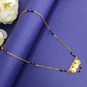 Pendentif design en forme de cercle plaqué or de style traditionnel indien pour femme mariée - Product Image 1