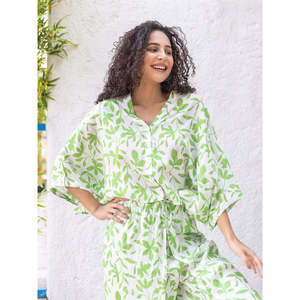 Ensemble deux pièces bohème sans col pour femme, motif floral, avec poncho à col en V et pantalon palazzo ample mi-mollet, coupe décontractée, printemps-été - Product Image 3