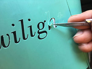 Rollo de película adhesiva de alto rendimiento para aplicaciones de piedra de vidrio y chorro de arena - Product Image 2