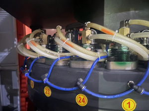 Máquina de moldeo por compresión de tapa de plástico hidráulica completamente automática de 24 cavidades para uso industrial y DIY - Product Image 4