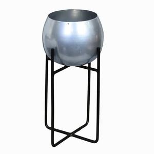 Charmante jardinière en métal faite avec un artisanat de qualité supérieure pour mélanger le style moderne et la grâce naturelle dans la décoration de la maison - Product Image 1