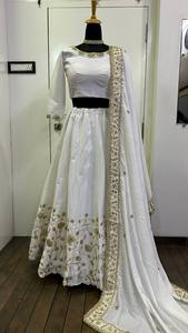 Nouvelle collection de Lehenga Choli pour femmes, design moderne, spécial Navratri, réversible, en soie slub premium avec travail de Zari et de paillettes, pour mariage, toutes saisons - Product Image 5