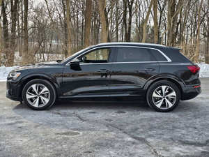 Audi Q8 e-tron 2024 d'occasion en excellent état - Product Image 2
