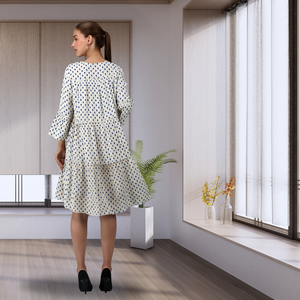 Vestido de verano blanco elegante para mujer, estampado de lunares adornado a mano, manga de campana cómoda, diseño escalonado fluido, volantes naturales - Product Image 4