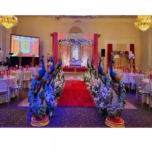 Statue de paon en FRP pour la décoration de l'allée de mariage, statues de paons colorées pour l'entrée de mariage, statue de paon pour mariage au Royaume-Uni - Product Image 1