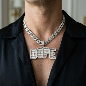 Collier pendentif géométrique en moissanite plaqué rhodium, chaîne tendance et stylée - Product Image 4