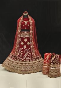 Exquisito terciopelo Lehenga Choli hilo dorado detalles con cuentas ropa India pakistaní para ocasiones festivas directamente India - Product Image 4