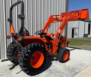 Tractor Agrícola Kubota LA525 4WD con Cargador Frontal, Color Rojo, 25HP, Tractor de Ruedas para Trabajos Agrícolas y de Jardinería - Product Image 5